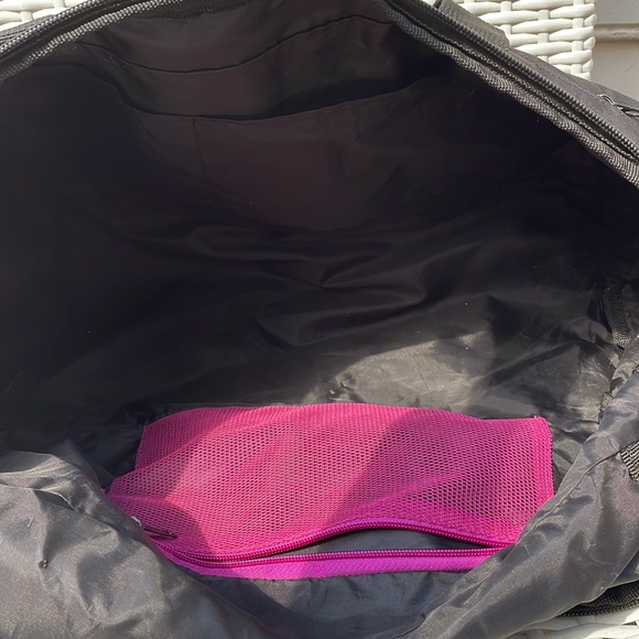 adidas Large Duffle/Gym Bag Black and Pink - Picture 6 of 13